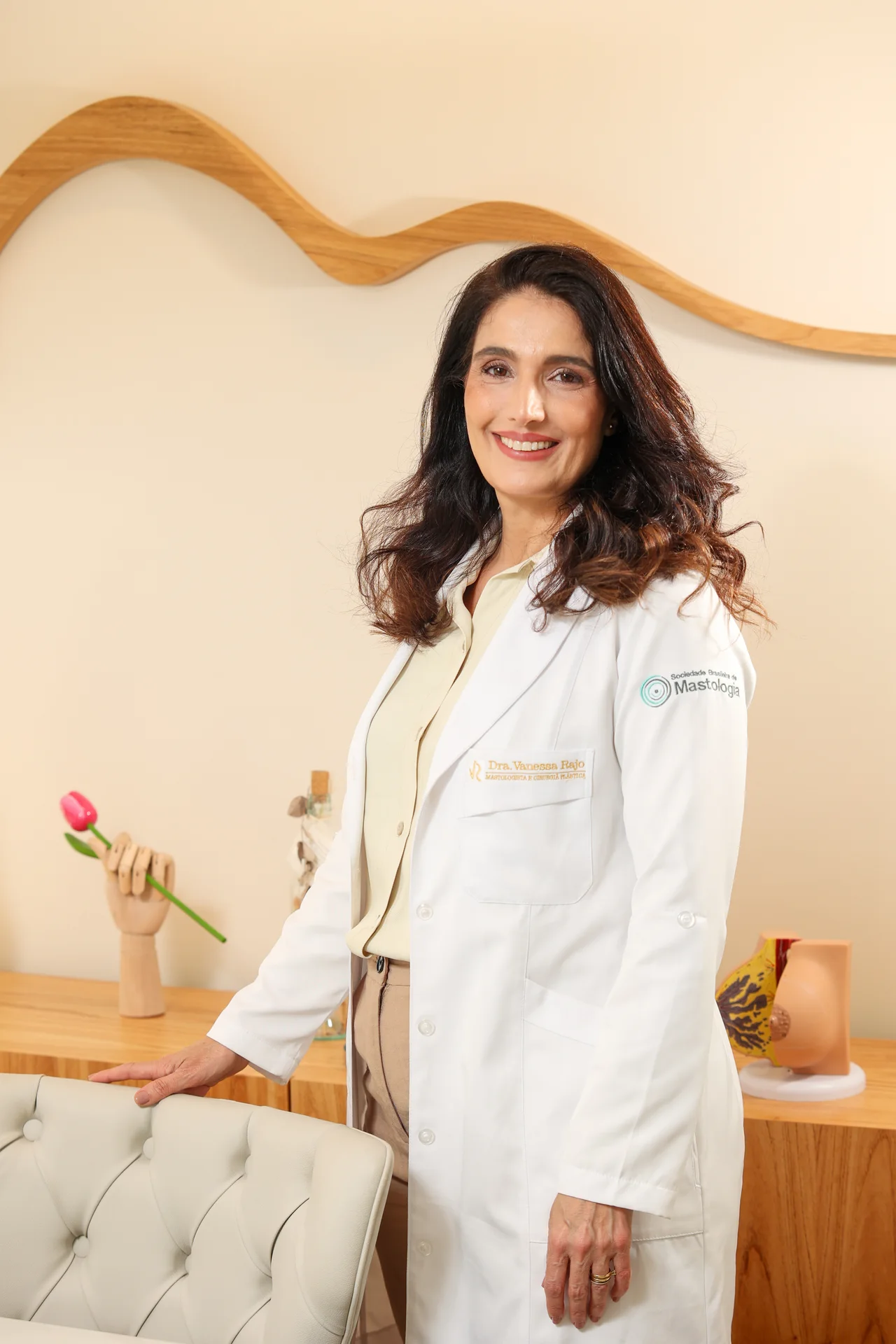 Dra. Vanessa Rajo de jaleco em seu consultório