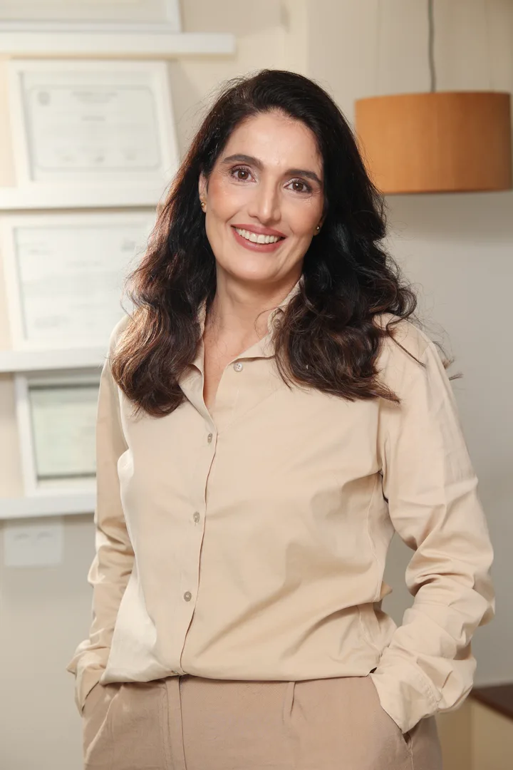 Retrato da Dra. Vanessa Rajo em seu consultório