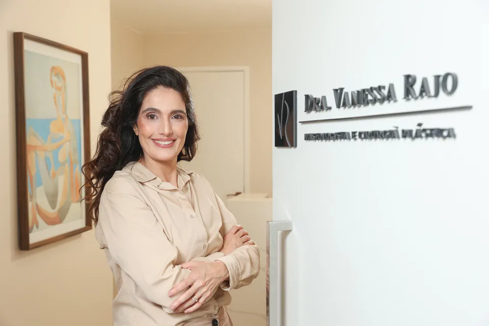 Dra. Vanessa Rajo junto à entrada de seu consultório