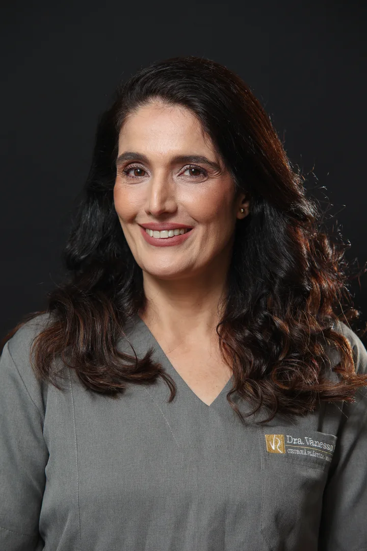 Retrato da Dra. Vanessa Rajo com roupa médica